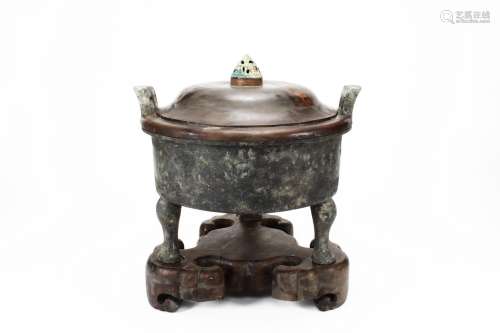 AN UNUSUALLY LARGE BRONZE TRIPOD VESSEL DING