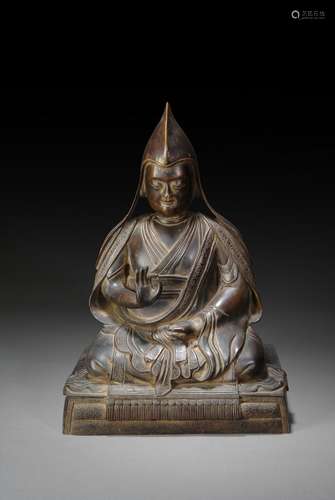 A TIBETAN BRONZE FIGURE OF SEATED LAMA