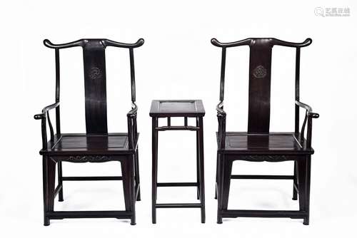 A SET OF HARDWOOD YOKE BACK ARMCHAIRS AND STAND