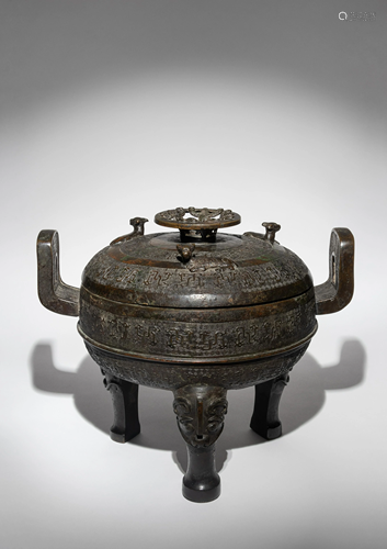 An Rare Archaistic Bronze Ritual Tripod Vessel…