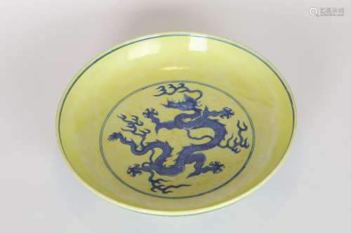 Xuan de,Yellow glaze blue and white dragon plate