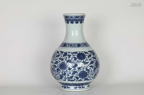 Qing，Blue and white flower bottle