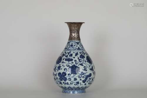 16th Blue and white flower bottle