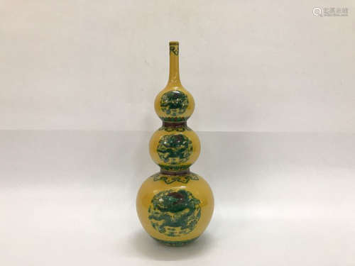 大清乾隆年制款黃地素三彩团龙三节葫芦瓶