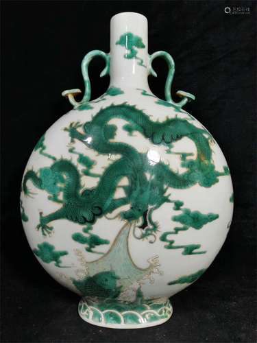 A Chinese Green-Color Porcelain Vase