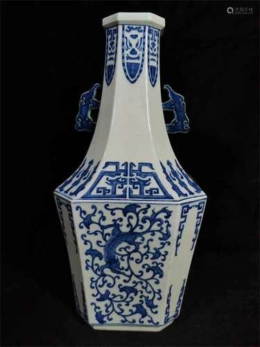 A Chinese Blue and White Porcelain Vase