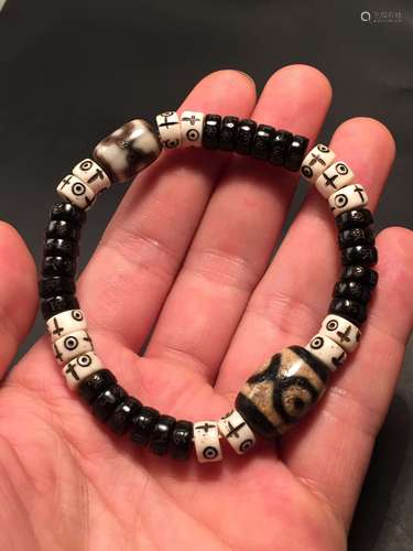 A THREE-EYE BRACELET