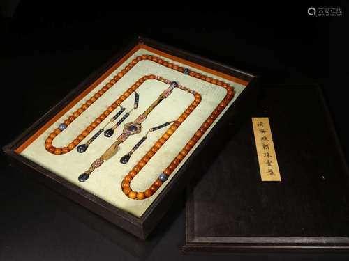 A QING DYNASTY AMBER ROSARY