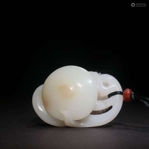 A QING DYNASTY HETIAN JADE PENDANT