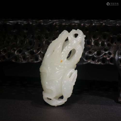 A QING DYNASTY HETIAN JADE PENDANT