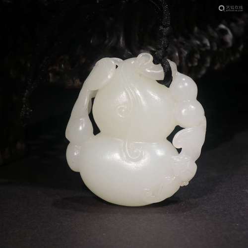 A QING DYNASTY HETIAN JADE PENDANT