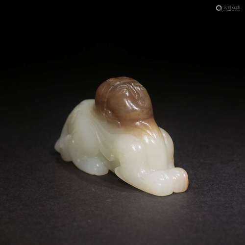 A QING DYNASTY HETIAN JADE ORNAMENT