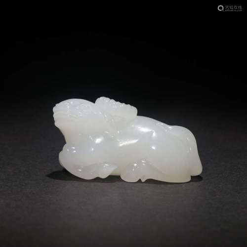 A QING DYNASTY HETIAN JADE ORNAMENT