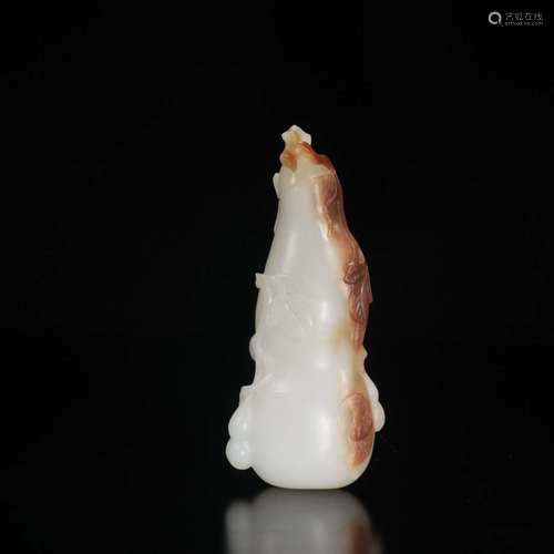 A QING DYNASTY HETIAN JADE VASE