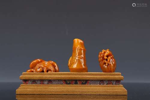 SET OF TIANHUANG STONE ORNAMENTS