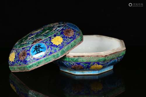 A COLORED PORCELAIN BOX