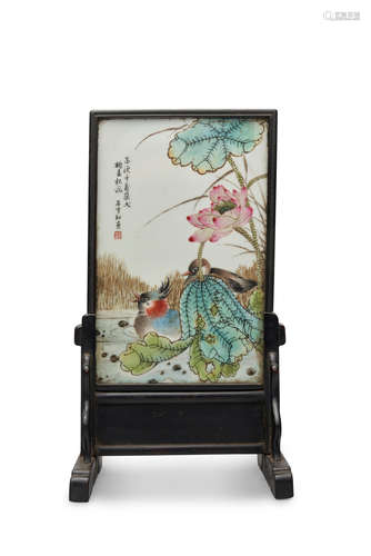 A table screen with a painted famille-rose plaque  Attributed to Shi Yuchu, mid 20th century