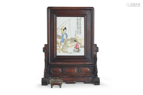 A rosewood table screen with a painted famille-rose plaque   Late Qing to Republic period