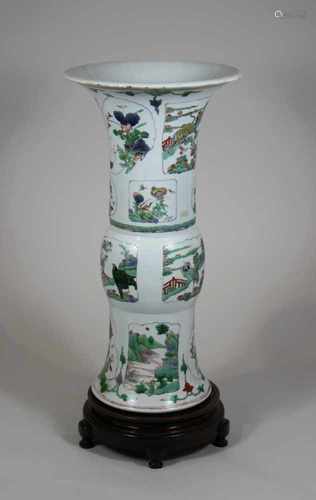 Porzellanvase in Gu-Form, China, aus Kin-te-tschen, Epoche Kangxi (1662 - 1722), bemalt in den