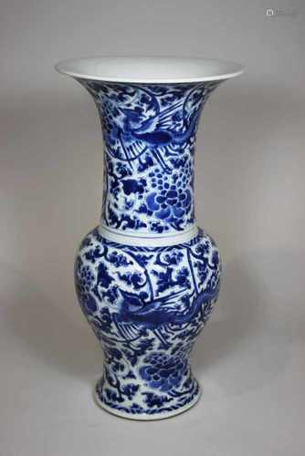 Große Porzellanvase, 18 Jh., blau-weißes florales Dekor und Phönix Motiv, Epoche Kangxi (1662 -