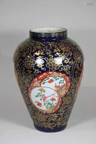 Große Porzellanvase, Japan, 18. Jh., Phönix Motiv in drei Reserven umgeben von goldenem, floralem