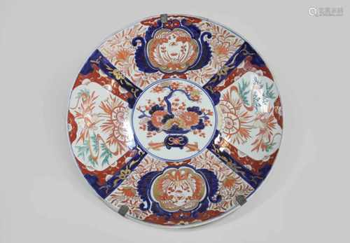 Imari Teller, Asien, kobaltblau/ rostrot/ gold auf weissem Fond, mit floralen Darstellungen, D. 45