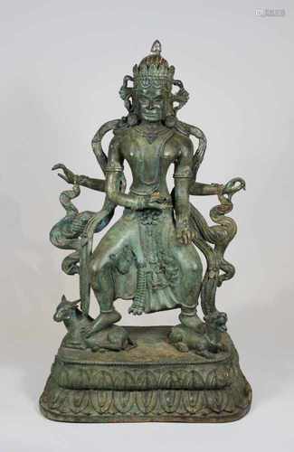 Vierarmige Gottheit auf zwei Tieren stehend, Tanzender Shiva, Indien, Bronze, grün patiniert, H.: 71