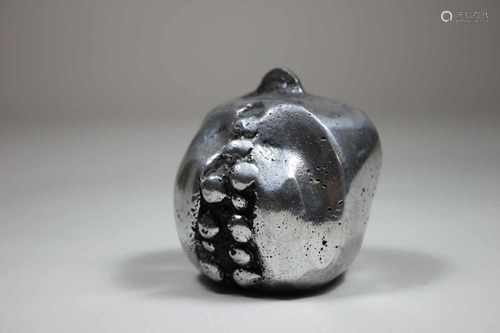 Granatapfel, Aluminium, H.: ca. 6,5 cm.