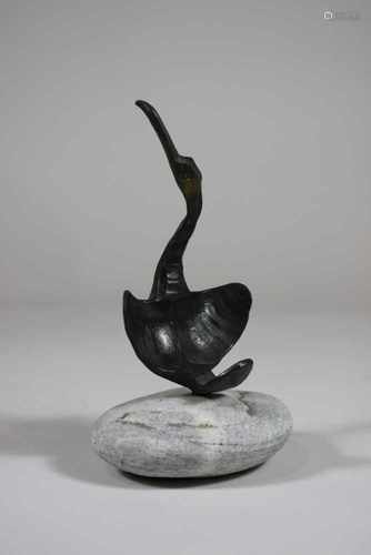 Vogel, Bronze, Steinsockel, wohl 2004, H. - ca. 17 cm.