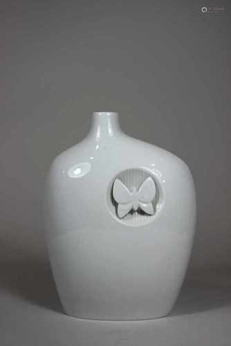 Vase mit Schmetterling, Meissen, Model: 50214, blaue Schwertermarke unter Glasur, 1. Wahl,