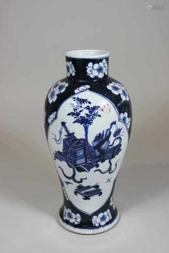 Porzellanvase, China, Blaudekor, blaue Kangxi Marke unter Glasur am Boden, 19. Jh. H.: 32 cm.