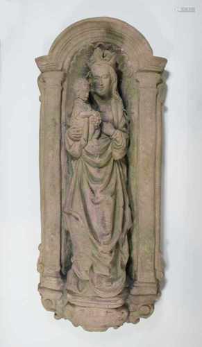 Sandsteinrelief, Maria mit Kind in einer Nische, 20 Jh., Maße: 66 x 28 cm.