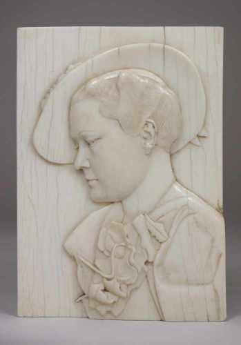 Elfenbeinschnitzerei, Flachrelief, Portrait einer Dame mit Hut, 19. Jh., monogrammiert auf der