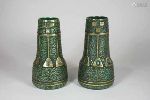 Paar Vasen, Art Deco, Keramik, grün, irisierend mit goldenem Dekor. H.: 20 cm. 2 Chips an einer