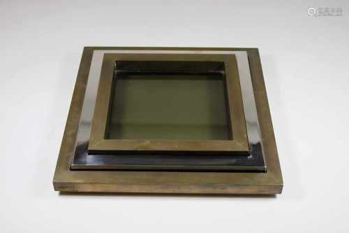 Tischdekoration, 20. Jh., 3-teilig, Metall, Glas, Maße: 30 x 30 cm.