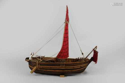 Modellschiff no. 4, Holz, teilweise farbig gefasst, Maßen ca.: 38 x 39 cm. Aus einer