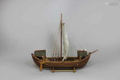 Modellschiff no. 35, Holz, teilweise farbig gefasst, Maßen ca.: 42 x 38 cm. Aus einer Privatsammlung