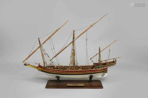Modellschiff - Schebecke, no. 7, Holz, teilweise farbig gefasst, Maßen ca.: 42 x 43 cm. Aus einer