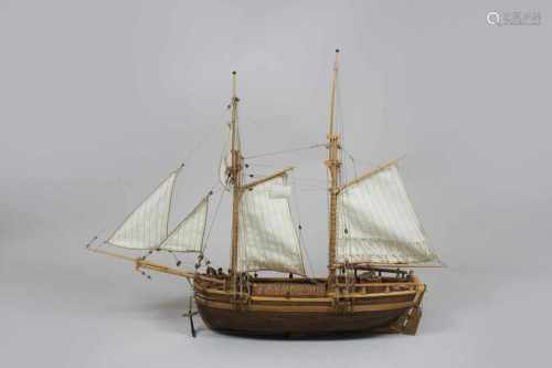 Modellschiff no. 45, Holz, teilweise farbig gefasst, Maßen ca.: 42 x 36 cm. Aus einer Privatsammlung