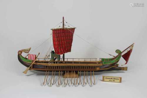 Modellschiff - Römische Bireme, no. 10, Holz, teilweise farbig gefasst, Maßen ca.: 62 x 32 cm. Aus