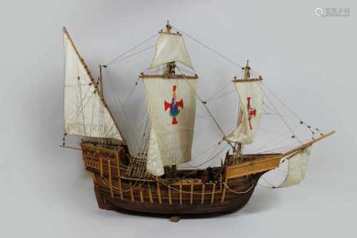 Modellschiff no. 12, Holz, teilweise farbig gefasst, Maßen ca.: 68 x 54 cm. Aus einer Privatsammlung