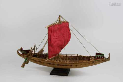 Modellschiff No. 15, Holz, teilweise farbig gefasst, Maßen ca.: 32 x 23 cm. Aus einer Privatsammlung