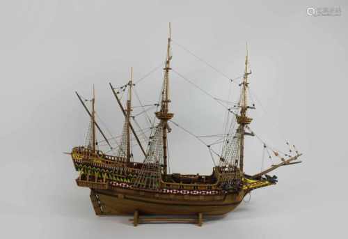 Modellschiff No. 2, Holz, teilweise farbig gefasst, Maßen ca.: 55 x 48 cm. Aus einer