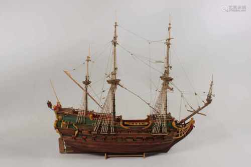 Modellschiff No. 11, Holz, teilweise farbig gefasst, Maßen ca.: 54 x 47 cm. Aus einer Privatsammlung