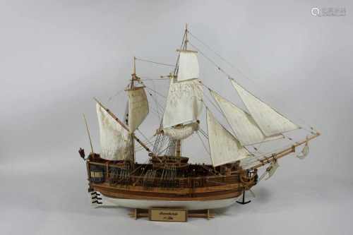 Modellschiff - Bombarde 17. Jh., No. 21, Holz, teilweise farbig gefasst, Maßen ca.: 58 x 45 cm.