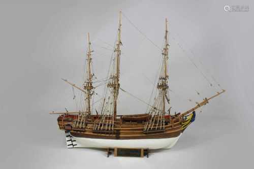 Modellschiff - HMS Bounty, No. 44, Holz, teilweise farbig gefasst, Maßen ca.: 58 x 47 cm. Aus