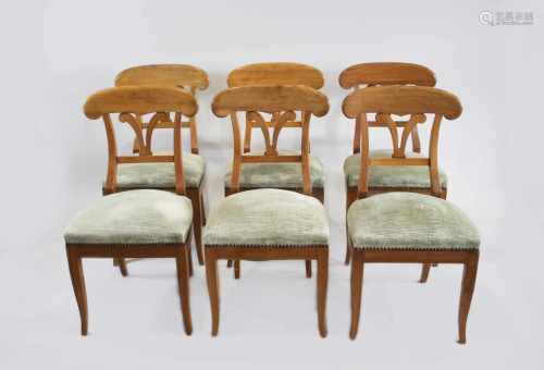 6 Stühle, Kirschbaumholz, 2. Hälfte 19. Jh., hell grüne Polsterung, Federkern, H.: 86 cm, B.: ca. 45