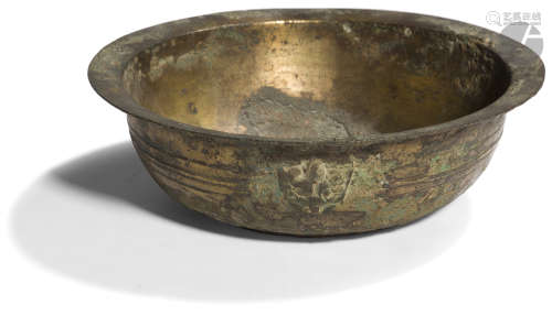 CHINE - Époque HAN (206 av. JC - 220 ap. JC) Bol en bronze à traces de dorure à bordure évasée, la