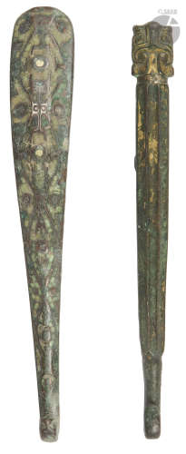 CHINE - Époque HAN (206 av. JC - 220 ap. JC) Deux fibules en bronze à trace de dorure, la tête de