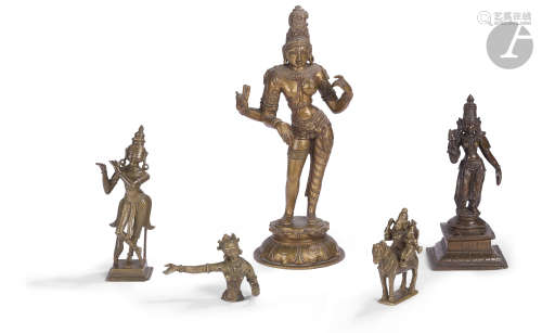 INDE - XXe siècle Ensemble de cinq statuettes en bronze, deux divinités féminines debout sur le